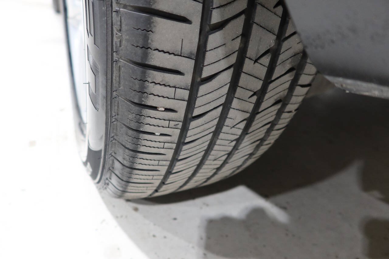 Used 2018 Ford Explorer XLT w/ Equipment Group 201A FWD image 38
