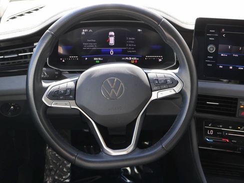 Used 2025 Volkswagen Jetta SE FWD image 12
