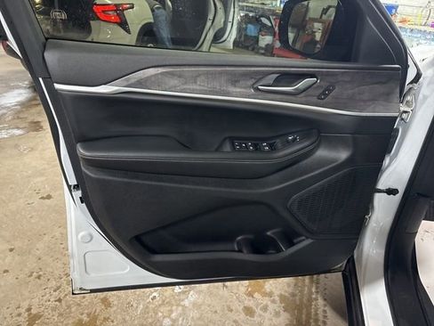 Used 2023 Jeep Grand Cherokee L Limited w/ Luxury Tech Group II image 6