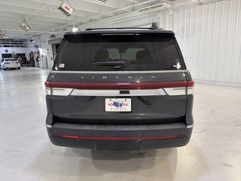 Used 2022 Lincoln Navigator 4WD image 4