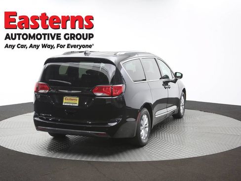 Used 2019 Chrysler Pacifica Touring-L FWD image 38