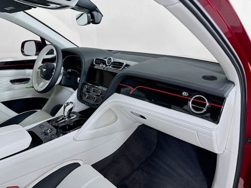 Used 2025 Bentley Bentayga Azure image 29