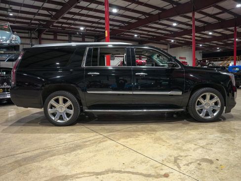 Used 2018 Cadillac Escalade ESV Luxury image 9