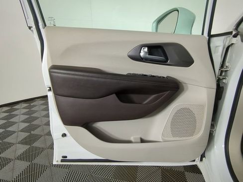 Used 2017 Chrysler Pacifica Touring-L image 30