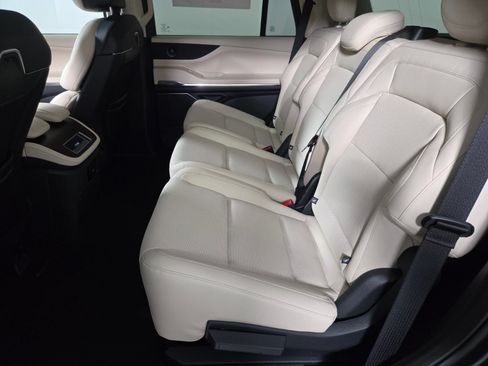 New 2027 Lincoln Navigator Premiere AWD/4WD image 13