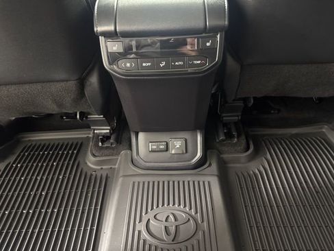 Used 2025 Toyota Highlander Platinum image 13