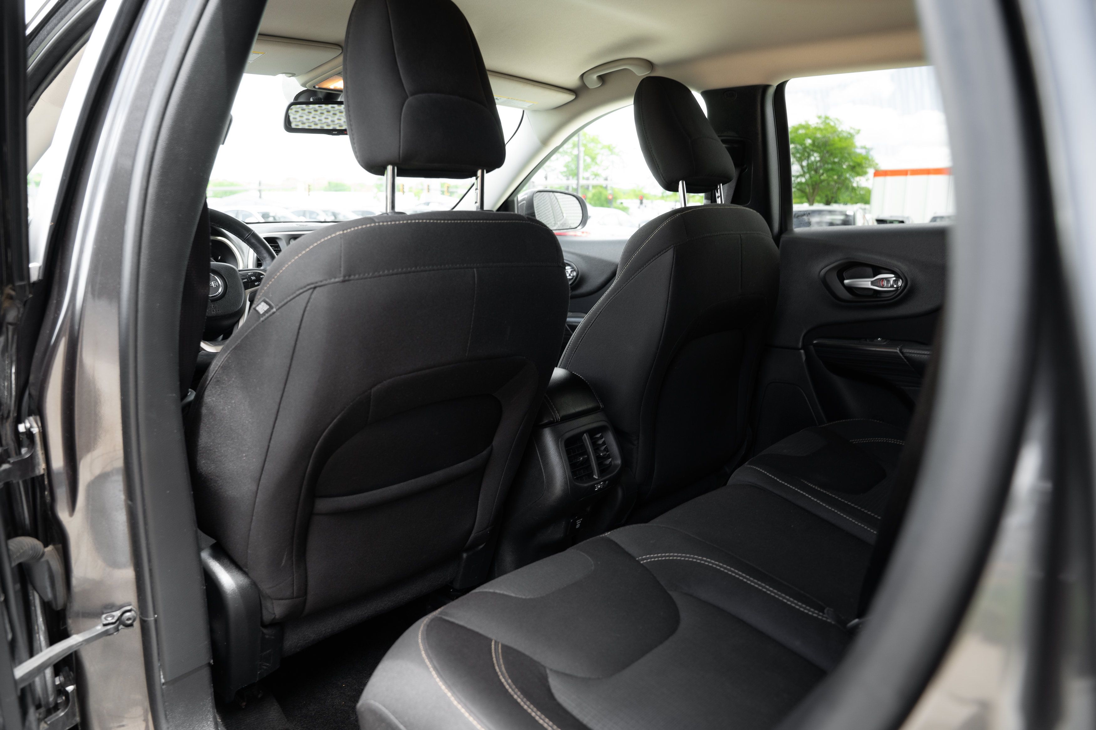 Used 2016 Jeep Cherokee Latitude w/ Cold Weather Group FWD image 23