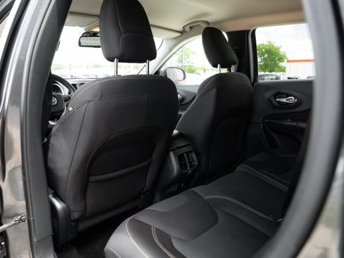 Used 2016 Jeep Cherokee Latitude w/ Cold Weather Group FWD image 23