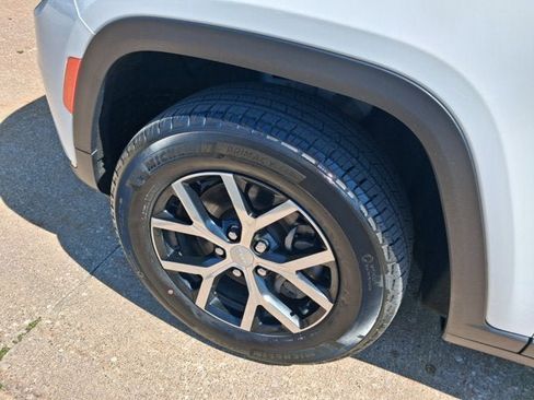 Used 2020 Jeep Grand Cherokee Altitude AWD/4WD image 28