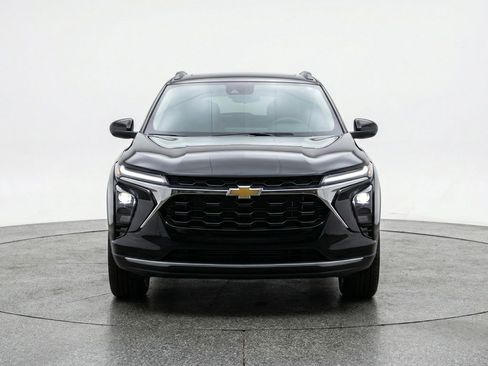Used 2025 Chevrolet Trax LT image 2