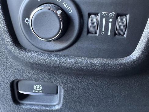 Used 2023 Jeep Grand Cherokee Laredo w/ Luxury Tech Group I image 14