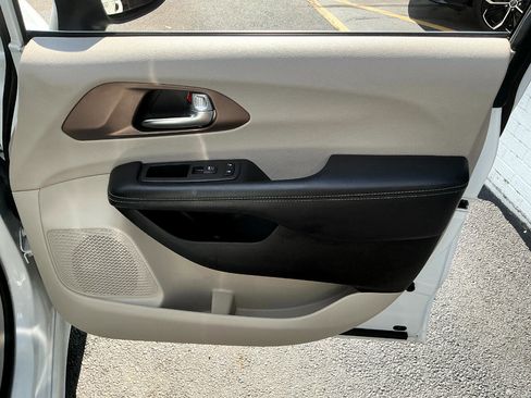 Used 2021 Chrysler Voyager Lxi image 23