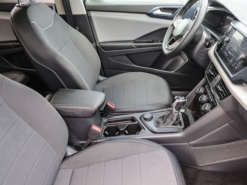 Used 2023 Volkswagen Taos SE w/ Panoramic Sunroof Package AWD/4WD image 19