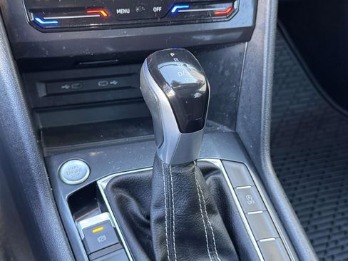 Used 2024 Volkswagen Tiguan SE w/ Panoramic Sunroof Package image 19