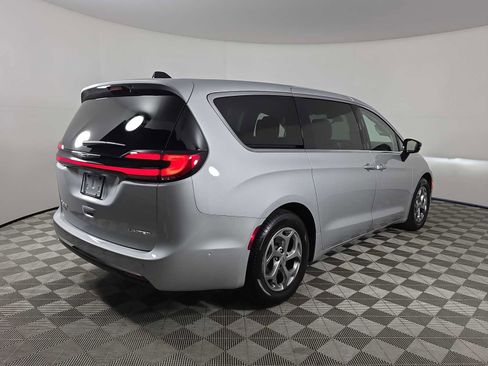 Used 2024 Chrysler Pacifica Limited image 8
