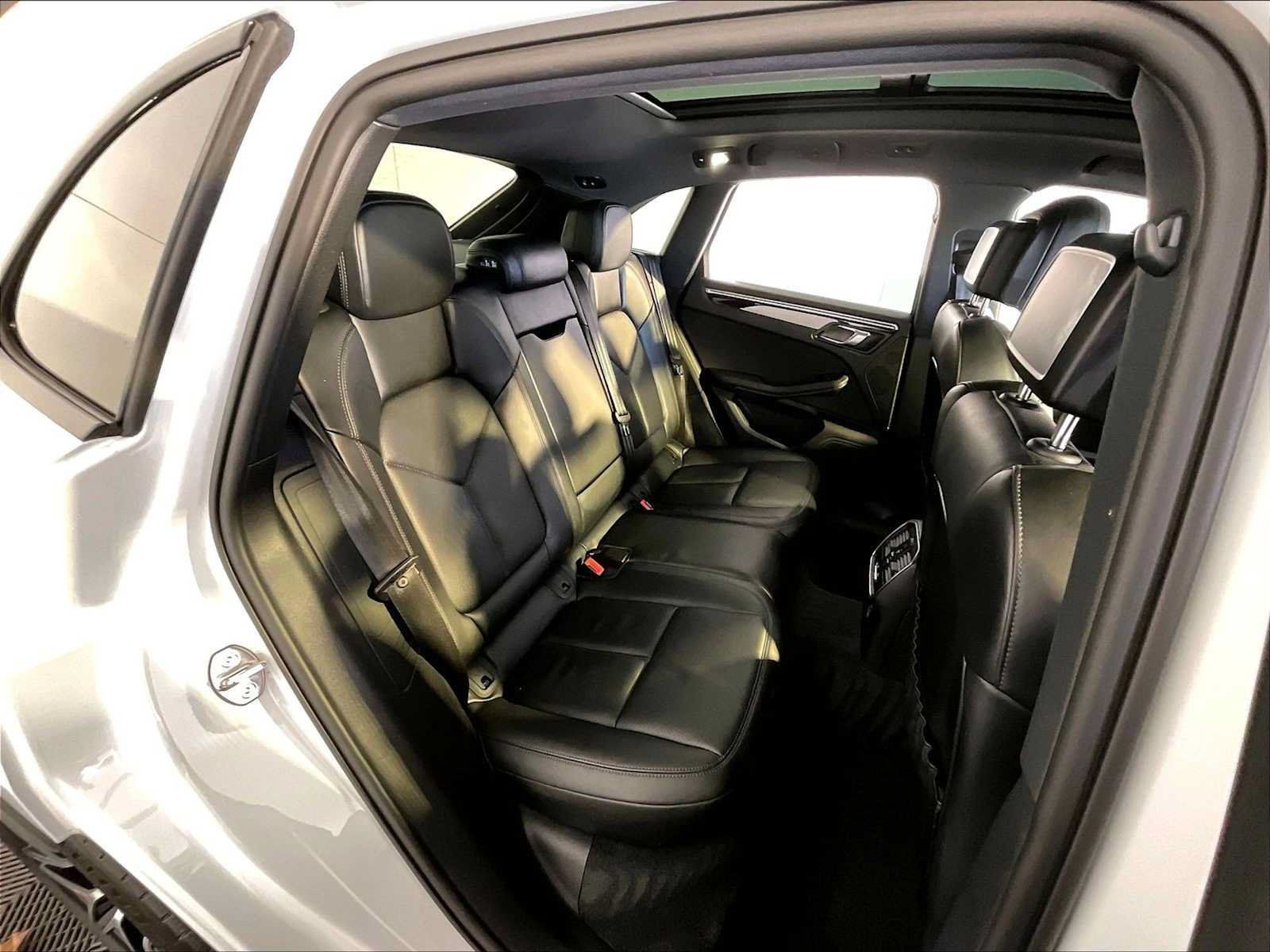 Certified 2023 Porsche Macan AWD/4WD image 23