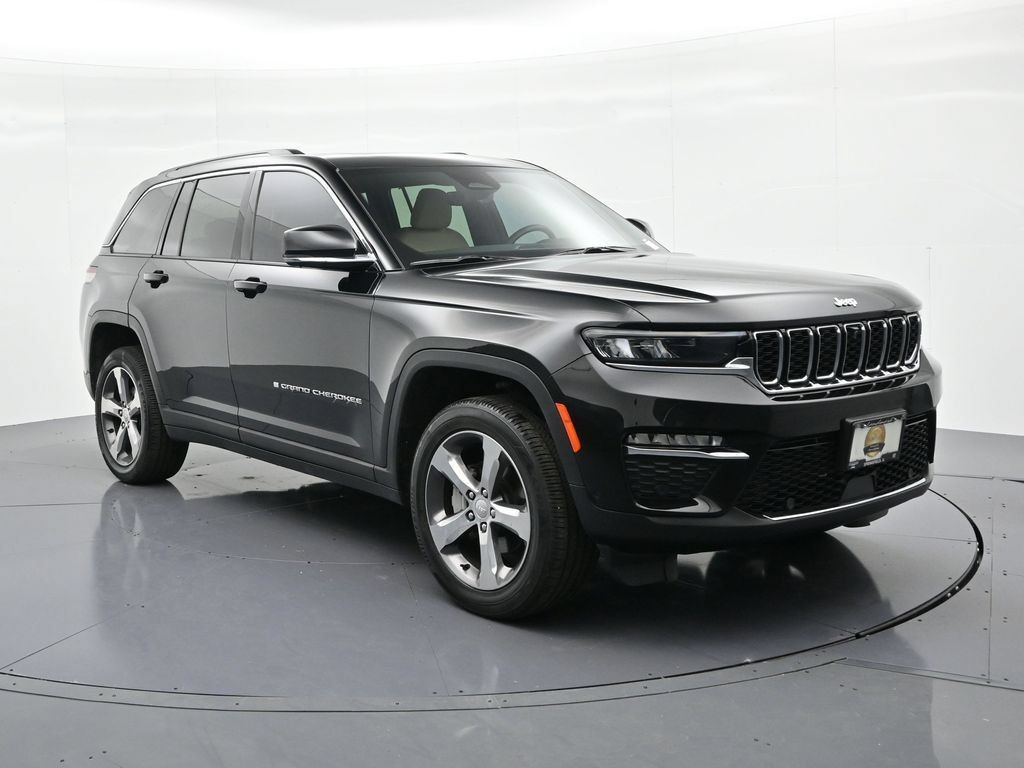 Used 2025 Jeep Grand Cherokee Limited w/ Luxury Tech Group II AWD/4WD image 4