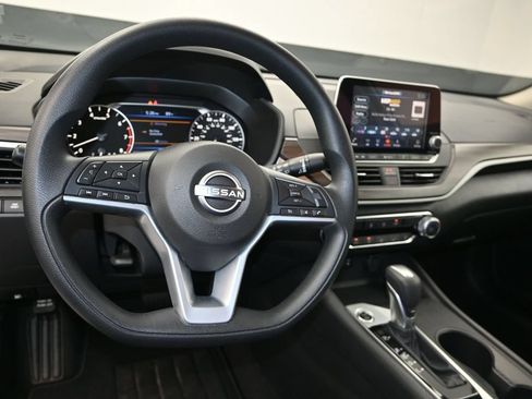 Used 2025 Nissan Altima 2.5 SV FWD image 22