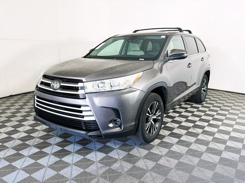 Used 2018 Toyota Highlander LE FWD image 7