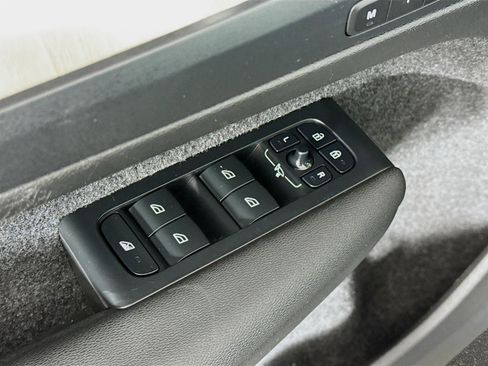 Used 2023 Volvo XC40 B5 Plus w/ Driver Assist Package image 21