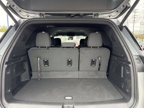 Used 2025 Chevrolet Traverse LT FWD image 18