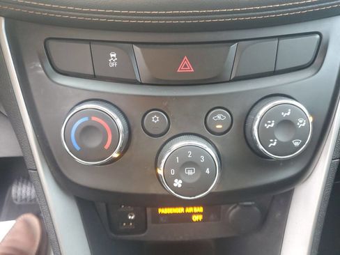 Used 2019 Chevrolet Trax LT w/ LT Convenience Package image 12