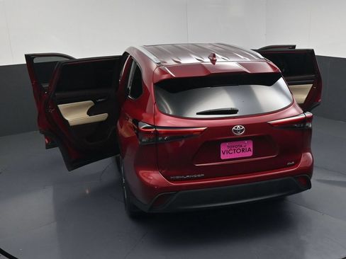 Used 2022 Toyota Highlander XLE FWD image 21