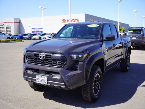Used 2025 Toyota Tacoma TRD Off-Road AWD/4WD image 7