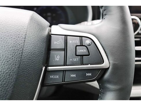 Used 2023 Toyota Highlander Limited FWD image 18