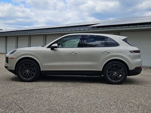 Certified 2024 Porsche Cayenne AWD/4WD image 2