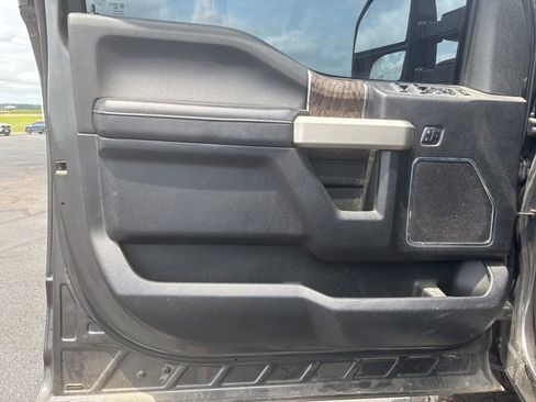 Used 2017 Ford F250 Lariat w/ Lariat Ultimate Package AWD/4WD image 6