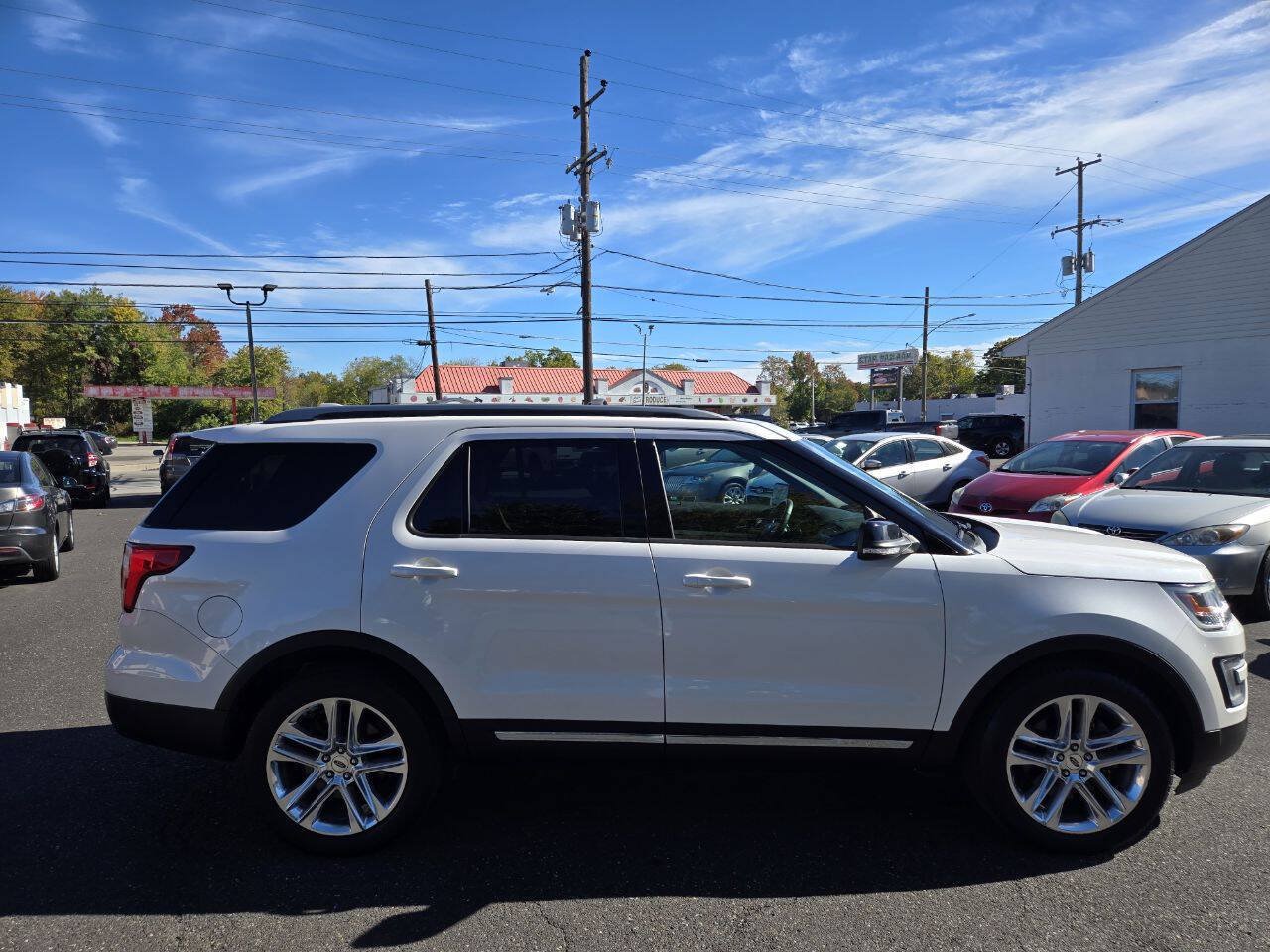 Used 2017 Ford Explorer XLT w/ Equipment Group 202A AWD/4WD image 6