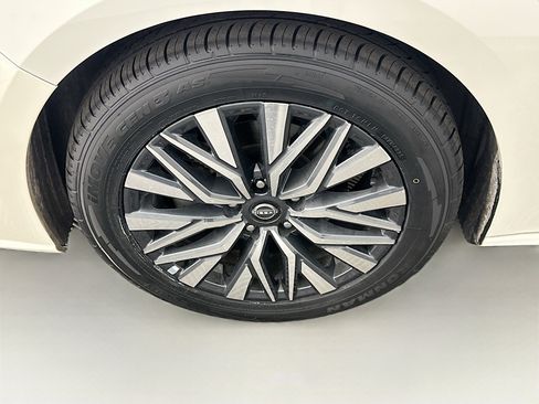 Used 2024 Nissan Altima 2.5 SV image 11