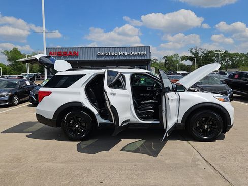 Used 2023 Ford Explorer XLT w/ Equipment Group 202A AWD/4WD image 12