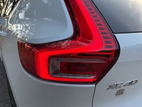 Used 2022 Volvo XC40 T5 Momentum w/ Premium Package image 13