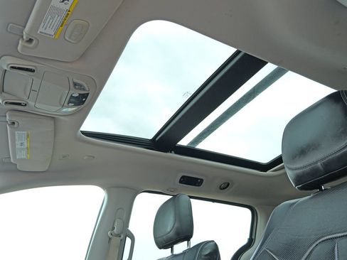 Used 2018 Chrysler Pacifica Limited FWD image 10