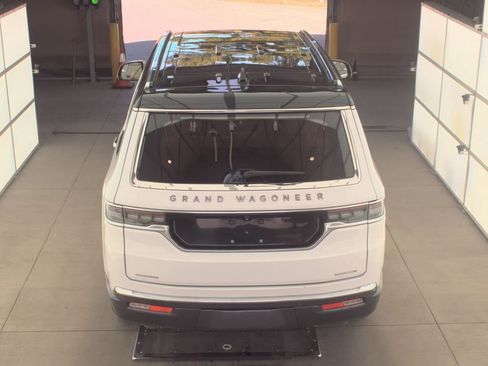 Used 2022 Jeep Grand Wagoneer Series III w/ Rear Seat Video Group 1 image 5