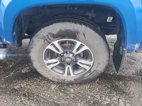 Used 2017 Toyota Tacoma TRD Sport AWD/4WD image 9