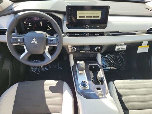 New 2025 Mitsubishi Outlander SE image 16