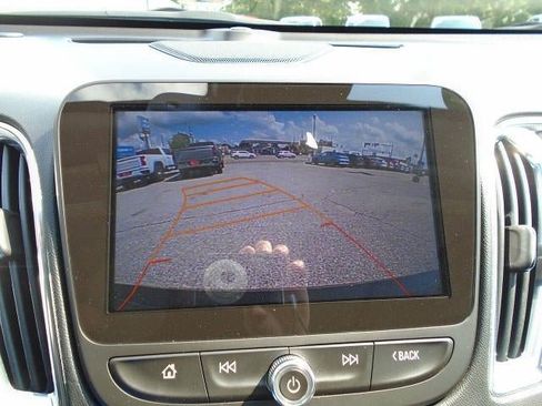 Used 2017 Chevrolet Malibu Premier FWD image 11