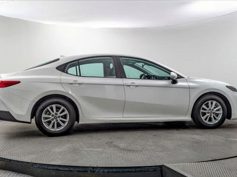 Used 2025 Toyota Camry LE image 9