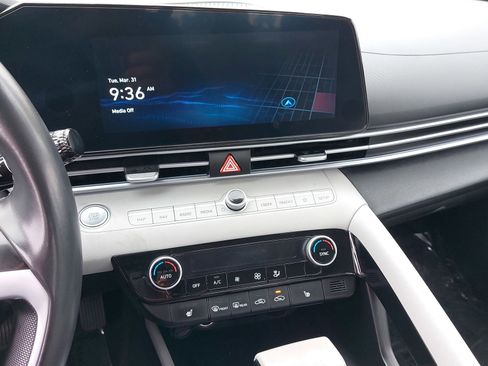 Used 2024 Hyundai Elantra Limited image 19