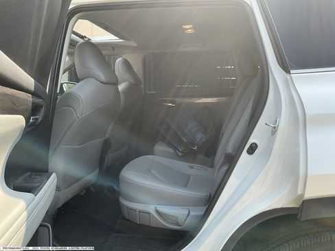 Used 2021 Toyota Highlander Limited FWD image 9