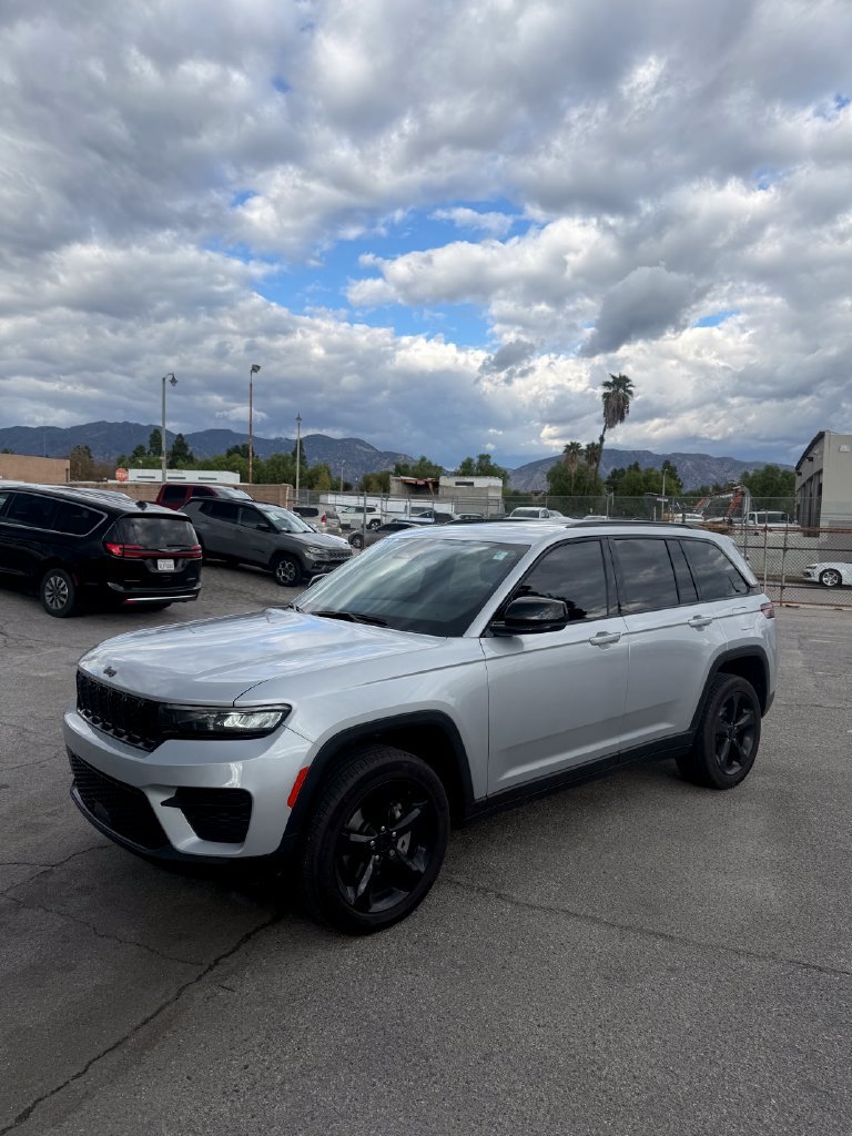 Used 2023 Jeep Grand Cherokee Altitude AWD/4WD image 1