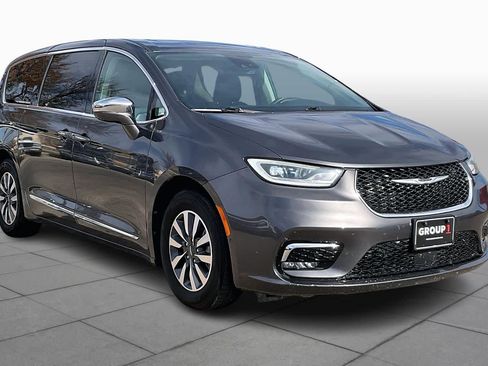 Used 2022 Chrysler Pacifica Limited image 2