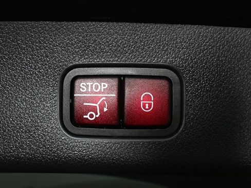 Used 2025 Mercedes-Benz GLC 300 4MATIC image 30