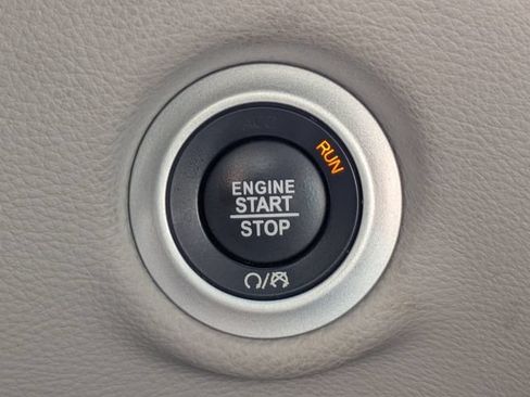 Used 2024 Chrysler Pacifica Limited FWD image 33
