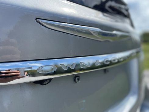 Used 2014 Chrysler Town & Country Touring FWD image 12