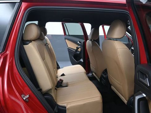 Used 2022 Volkswagen Tiguan SE FWD image 12