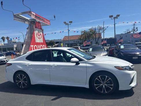 Used 2018 Toyota Camry SE image 4